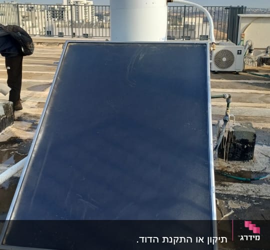 דוד שמש על גג עם קולטים